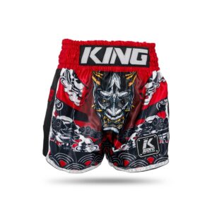 King Pro Boxing Kickboksbroek Hanya – Goud De King Pro Boxing Hanya Muaythai Trunks in goud combineren traditioneel Thais vakmanschap met de mystiek van Japanse ‘Hannya’-maskers, waardoor ze een unieke keuze zijn voor vechters die waarde hechten aan zowel stijl als symboliek. Handgemaakt in Thailand, zijn deze trunks uitgerust met een elastische tailleband en trekkoord voor een veilige, comfortabele pasvorm die ideaal is voor intensieve trainingen en wedstrijden. Het zijsplitontwerp biedt volledige bewegingsvrijheid, zodat je ongehinderd kunt presteren in de ring. De premium afwerking komt terug in de gedetailleerde borduursels, met een ‘KING’-logopatch op de taille en ‘KPB’-geborduurde patches op de mesh zijpanelen. De volledig gesublimeerde kunstwerken vangen de kracht en schoonheid van het ‘Hannya’-masker en zorgen voor een stijlvol en krachtig statement in de ring. Met deze trunks kun je de ring betreden met vertrouwen en stijl, terwijl je eer betoont aan een rijke culturele erfenis. Kenmerken: Merk: King Pro Boxing Materiaal en vakmanschap: Handgemaakt in Thailand voor duurzaamheid en vakmanschap Volledig gesublimeerde kunst voor levendige, duurzame kleuren Ontwerp en functionaliteit: Elastische tailleband met trekkoord voor een veilige en aanpasbare pasvorm Zijsplitten voor optimale bewegingsvrijheid in de ring Geborduurde ‘KING’ en ‘KPB’ patches voor een verfijnde uitstraling Voordelen: Een krachtige combinatie van Japanse kunst en Thais vakmanschap Ideaal voor vechters die stijl willen combineren met functionaliteit Perfect voor intensieve trainingen en competitieve wedstrijden